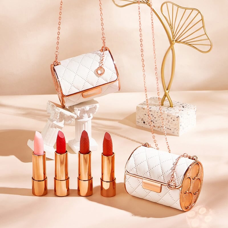 Labios mate rojos en estuche de bolso de mano elegante
