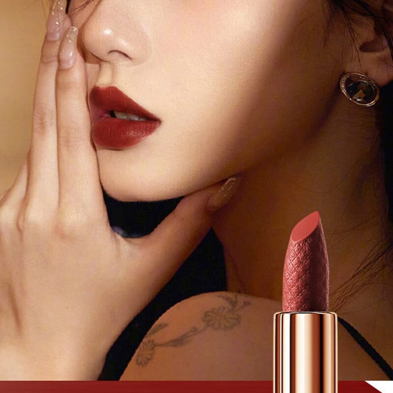 Labios mate rojos en estuche de bolso de mano elegante