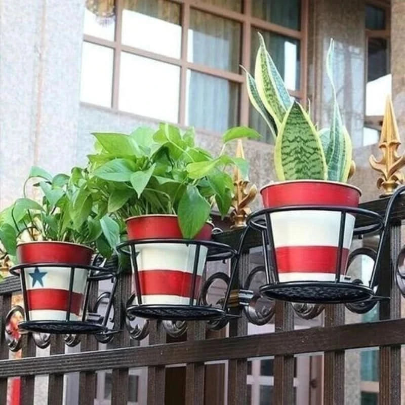 Suspended support for flower pots 