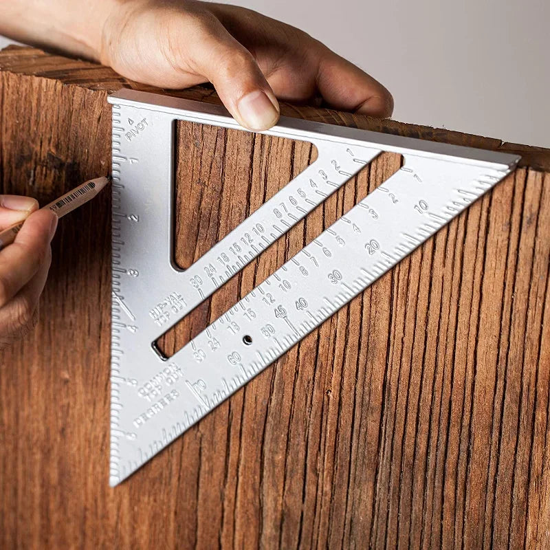 Essential 5-in-1 tool for perfect cuts 
