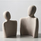 Scultura moderna che simboleggia legame e tenerezza 