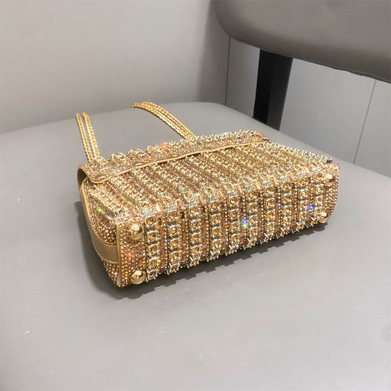 Záříte večer s touto glamurozní kabelkou s kamínky 