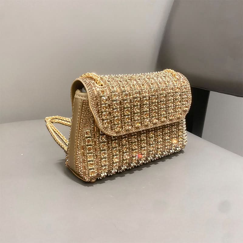Záříte večer s touto glamurozní kabelkou s kamínky 