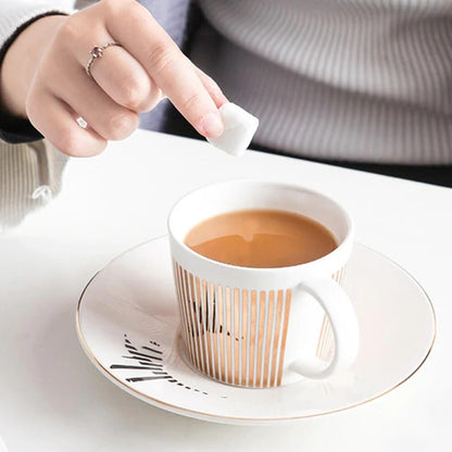 En stilren kaffe med en kopp som avslöjar en hemlighet 
