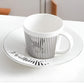 En stilren kaffe med en kopp som avslöjar en hemlighet 