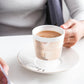 En stilren kaffe med en kopp som avslöjar en hemlighet 