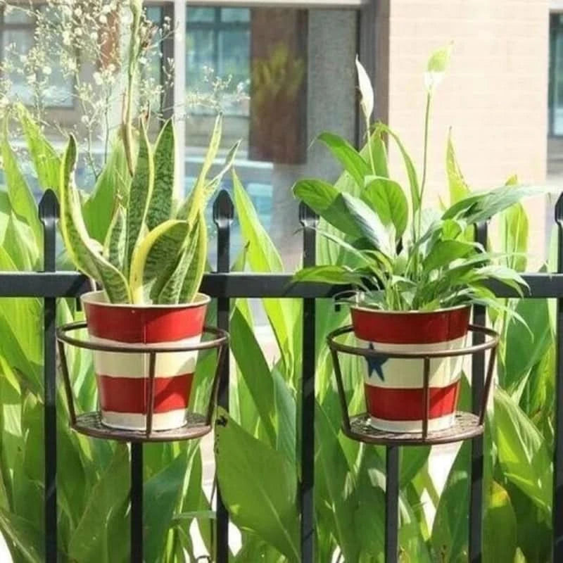 Suspended support for flower pots 